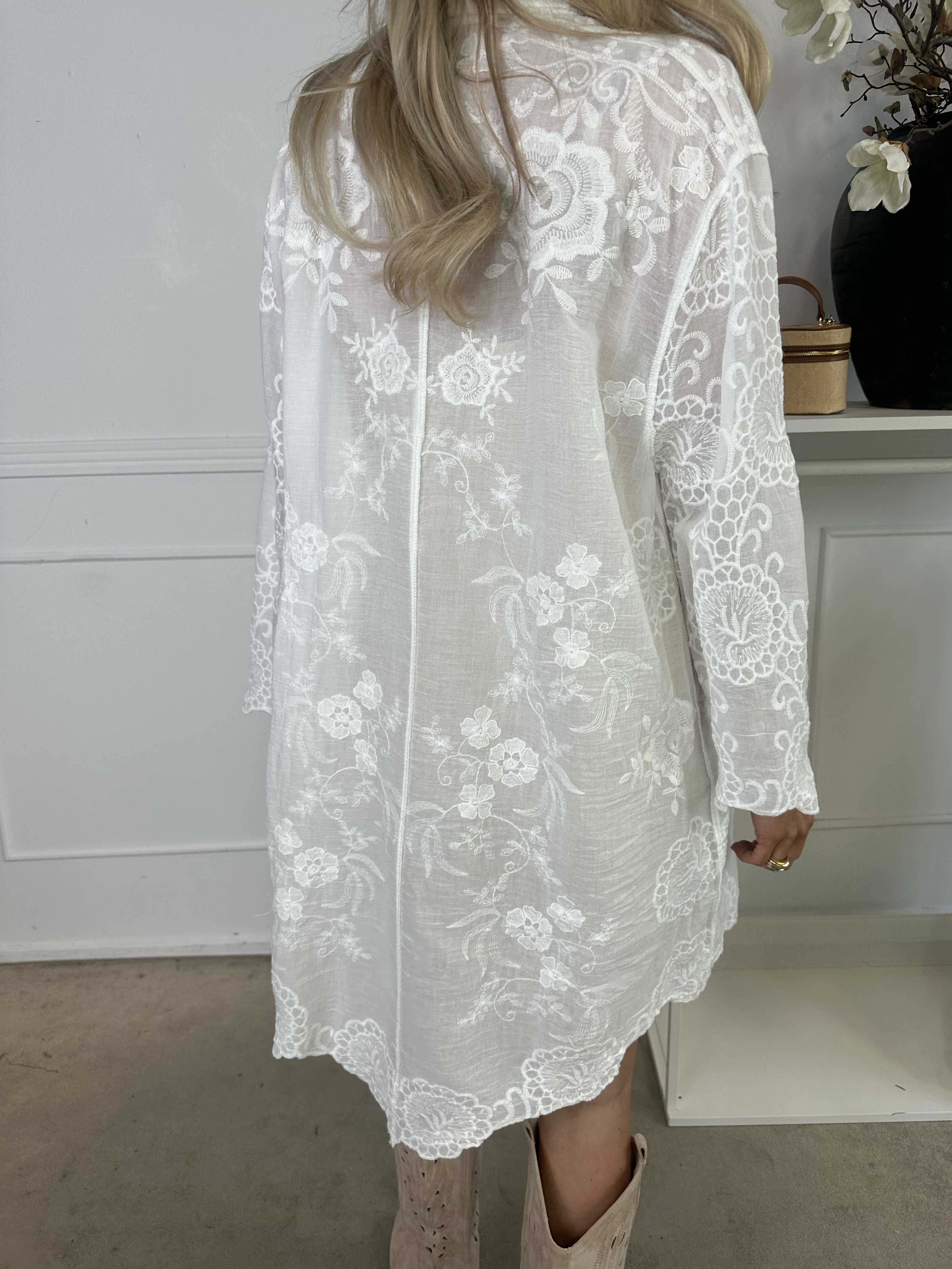 Cynthia - Söt bomullsskjorta med fint broderi